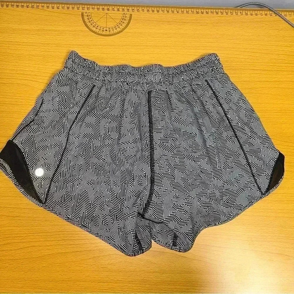 Lululemon Hotty  Hot Shorts - Picture 2 of 4